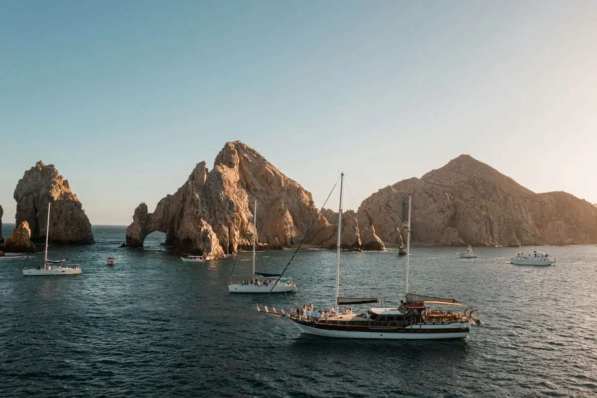 Sailboat in front of the arch at Cabo San Lucas